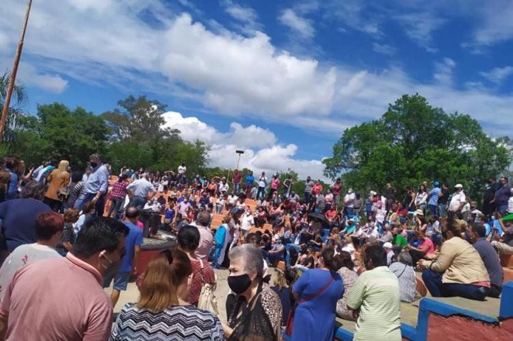 El anfiteatro de la Plaza de la Madre en Clorinda, sirvió como un ateneo ciudadano, donde hubo cerca de 500 personas que se acercaron de manera  espontánea para decir cada uno lo suyo.