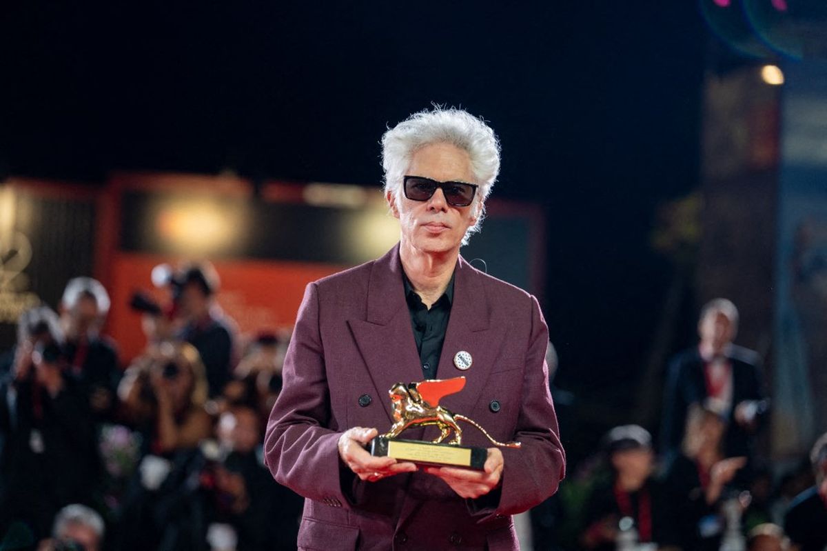 Jim Jarmusch posa con el Le&oacute;n de Oro tras ganar el m&aacute;ximo premio del Festival de Venecia en 2025 por Father Mother Sister Brother.