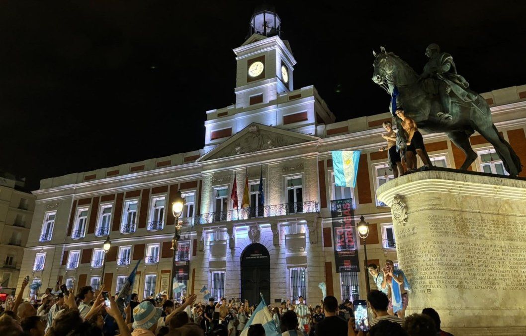 Hinchas de Argentina celebraron alrededor de la estatua de Carlos III, en la Puerta del Sol, antes de los incidentes registrados en Madrid.