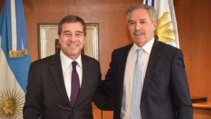 En medio de roces con Uruguay, Solá recibió al canciller de Lacalle Pou