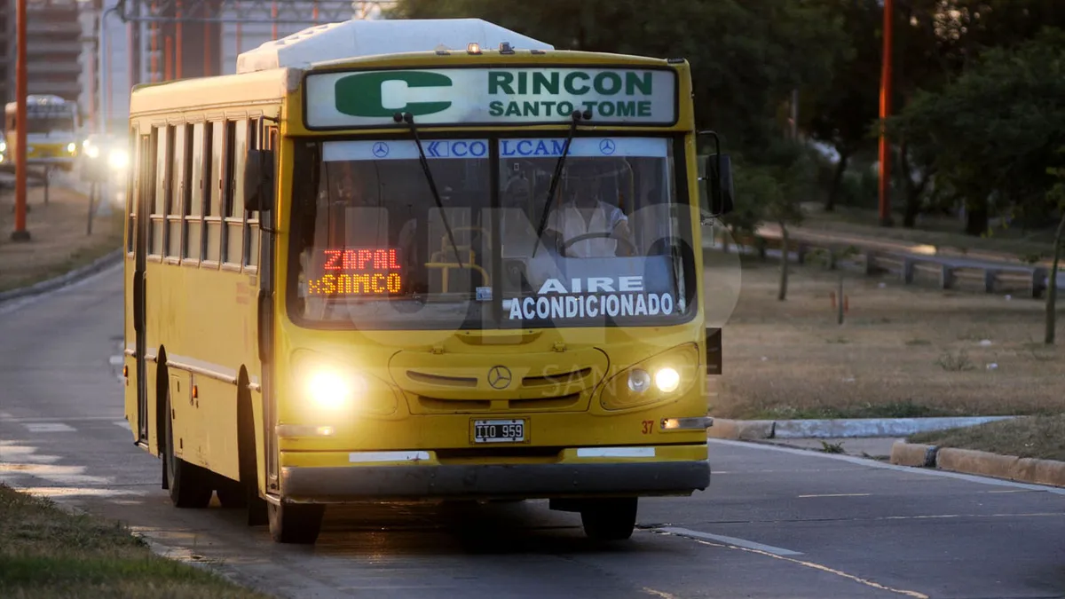 Maximiliano Pullaro decretó un aumento del 60% en el boleto de colectivos interurbanos de la provincia de Santa Fe. Maximiliano Pullaro decretó un aumento del 60% en el boleto de colectivos interurbanos de la provincia de Santa Fe.