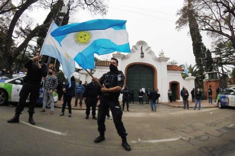Peligroso show policial en la puerta de la Quinta de Olivos.