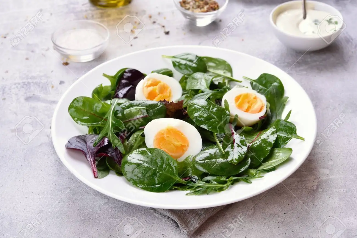 Acompañar los huevos con vegetales puede ayudar a aumentar la fibra que combate el estreñimiento. Acompañar los huevos con vegetales puede ayudar a aumentar la fibra que combate el estreñimiento.