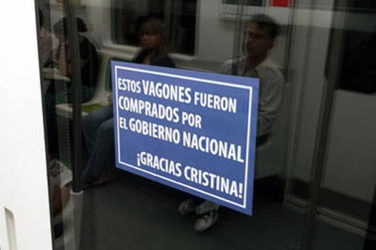 Uno de los stickers que el kirchnerismo pegó en los vagones. (Foto: Clarin)