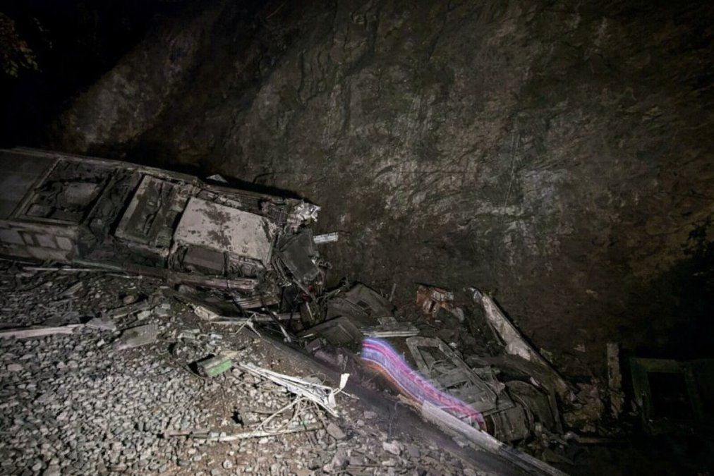 Restos del Alvia de Renfe tras el impacto frontal con el tren de Iryo en Adamuz.