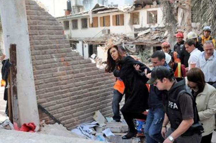 Cristina durante su recorrida por la zona de Rosario afectada por la explosión. (Foto Télam)