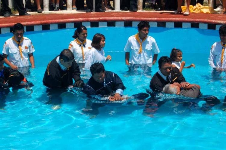 Ceremonia bautismal en la Iglesia Adventista del 7mo. Día.