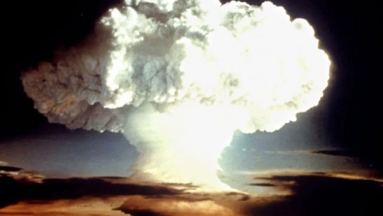 Bombas de racimo y armas nucleares y Cami Camila en el Museo para la Democracia