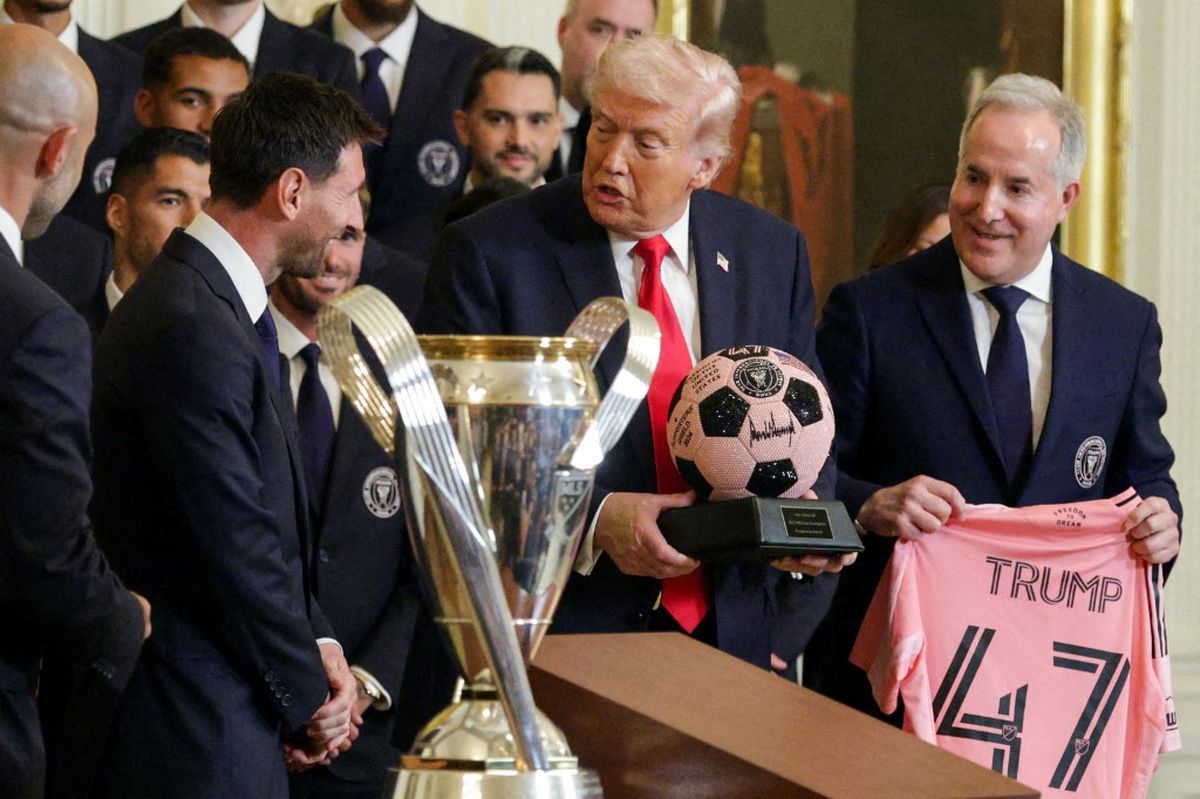El presidente de USA, Donald Trump (centro), conversa con Lionel Messi mientras recibe regalos de Jorge Mas (derecha), director ejecutivo y propietario del Inter Miami CF, el 05/03/2026, en Washington, D.C. El presidente de USA, Donald Trump (centro), conversa con Lionel Messi mientras recibe regalos de Jorge Mas (derecha), director ejecutivo y propietario del Inter Miami CF, el 05/03/2026, en Washington, D.C.