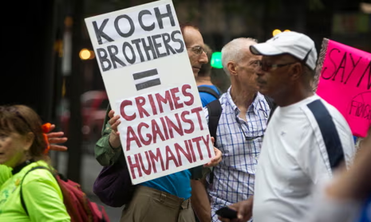 El poder de los Koch sigue siendo motivo de preocupación, dado que desde su lugar de poder, se los acusa de manipular la opinión pública en detrimento del medioambiente y los más vulnerables.