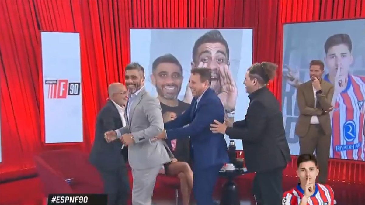 Federico Bulos protagonizó una verdadera “panquequeada” en el programa ESPN F90 tras calificar de “sobrevalorado” a Julián Álvarez y pasó a alabarlo en vivo. Federico Bulos protagonizó una verdadera “panquequeada” en el programa ESPN F90 tras calificar de “sobrevalorado” a Julián Álvarez y pasó a alabarlo en vivo.