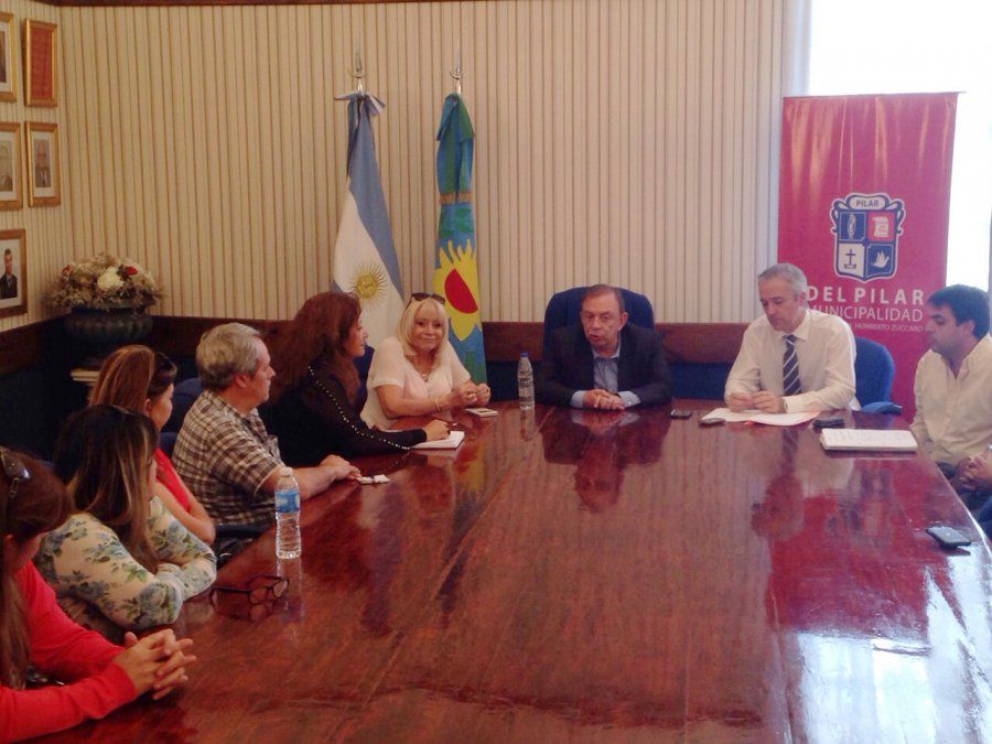Ante la inminente aprobación por parte del Concejo Deliberante de Pilar del Boleto para los trabajadores Auxiliares de Escuelas,María del Carmen Rodríguez de Zúccaro, y de Gobierno, Pablo Martínez, junto al subsecretario de Tránsito y Transporte, Rubén Na
