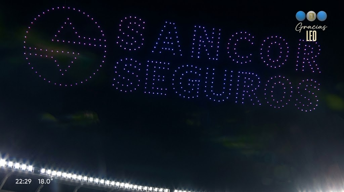 El homenaje a Lionel Messi arranc&oacute; con el logo de Sancor Seguros en el cielo. La AFA qued&oacute; nuevamente cuestionada por mezclar sus negocios en el homenaje al astro. Foto: Telefe