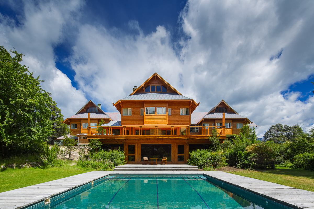 El hotel cuenta con una piscina externa y una interna. Foto: Hostería Isla Victoria.
