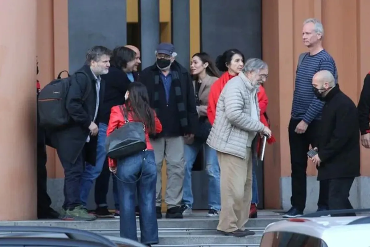 Robert De Niro con barbijo y más adelante Luis Brandoni con parte del elenco en Buenos Aires. Foto: Photo ©RSFotos/The Grosby Group PNW