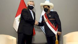 Alberto Fernández y Pedro Castillo, quien fue destituido como presidente de Perú.&nbsp;