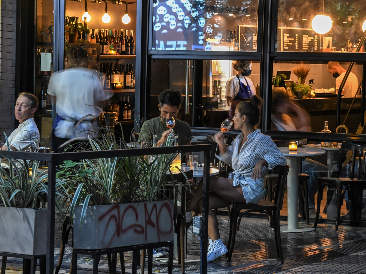 Las apps de citas no van más: la propuesta que combina vino, tapeo y diversión cara a cara.