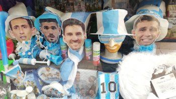 Se disparan las ventas de artículos de cotillón e indumentaria desde la victoria de la Scaloneta y su pase a la final. Se disparan las ventas de artículos de cotillón e indumentaria desde la victoria de la Scaloneta y su pase a la final.