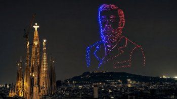 La Sagrada Familia alcanza su punto más alto y el homenaje a Gaudí opaca un intento independentista