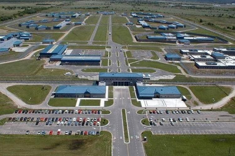 Alak dice que no hubo motín en el penal de Ezeiza, aunque un oficial resultó herido.