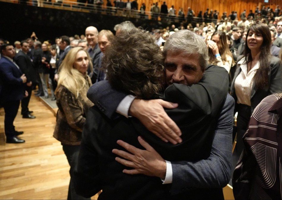 La foto del abrazo entre Javier Milei y Luis Caputo, publicada por el ministro de Economía. La foto del abrazo entre Javier Milei y Luis Caputo, publicada por el ministro de Economía.