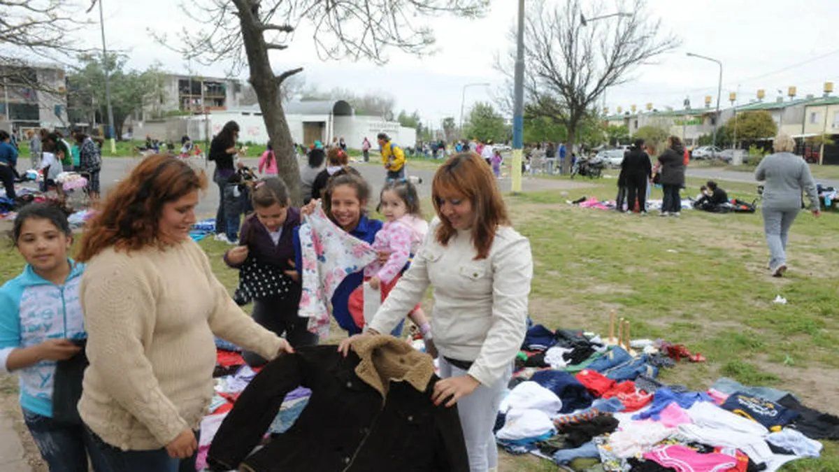 En Rosario, los barrios más humildes apuestan al trueque para paliar la crisis económica.