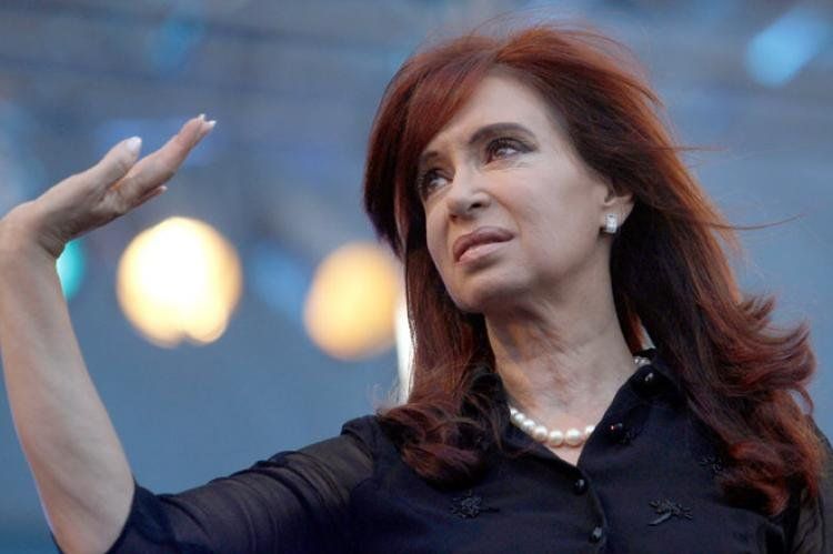 Adiós al negro? Diversos rumores afirman que Cristina abandonaría el luto, sin embargo este lunes 15/07 se la vió vestida de negro