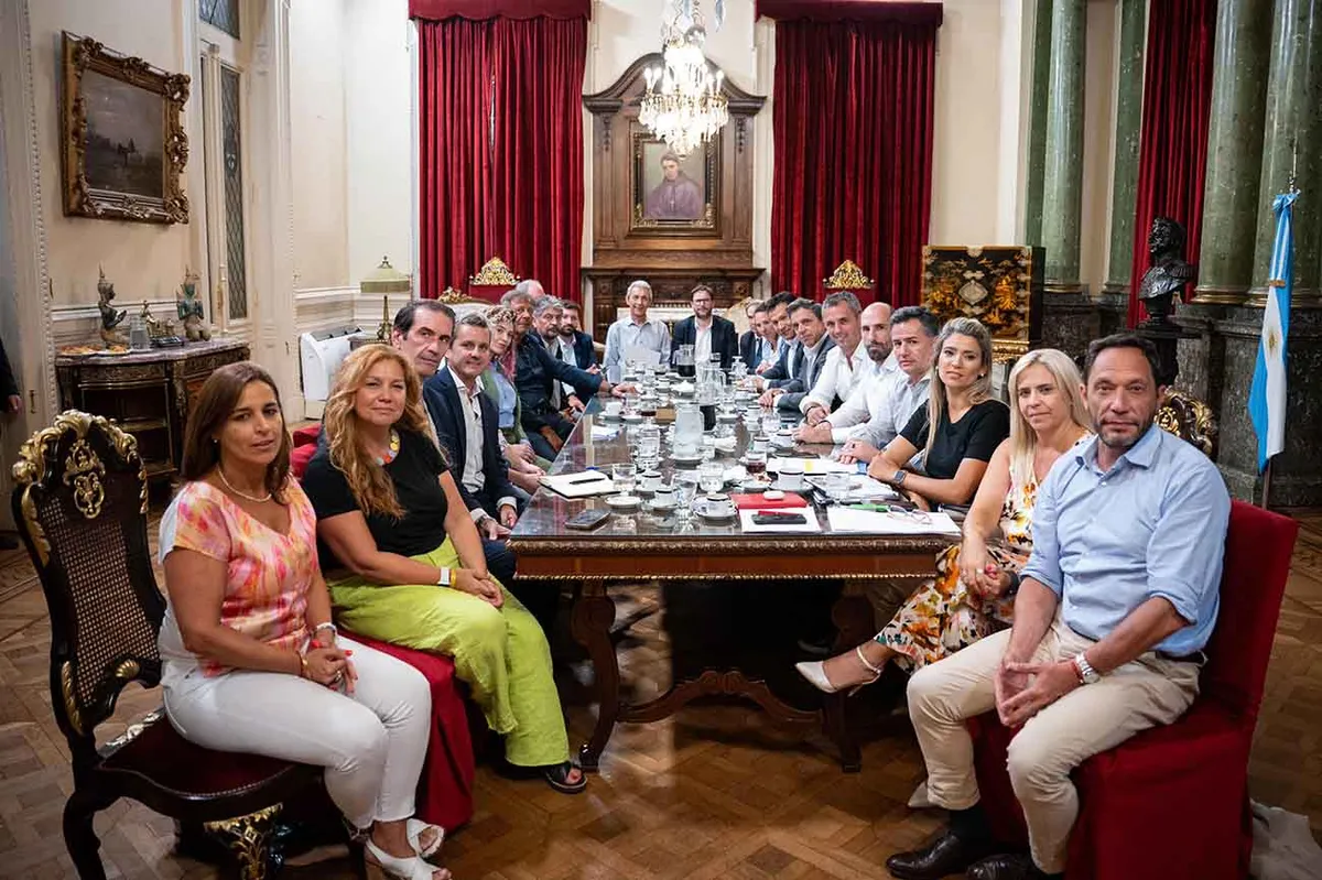 La reunión del martes 28/1 entre funcionarios oficialistas, libertarios y bloques opositores donde no estuvieron kirchneristas ni la Izquierda y se organizó el temario de las sesiones extraordinarias con el objetivo de eliminar o suspender las PASO por parte del Gobierno (Foto: HCDN) La reunión del martes 28/1 entre funcionarios oficialistas, libertarios y bloques opositores donde no estuvieron kirchneristas ni la Izquierda y se organizó el temario de las sesiones extraordinarias con el objetivo de eliminar o suspender las PASO por parte del Gobierno (Foto: HCDN)