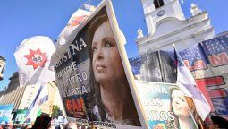 Marcha por CFK en Plaza de Mayo y cortocircuito en Casa Rosada por el protocolo antipiquetes.