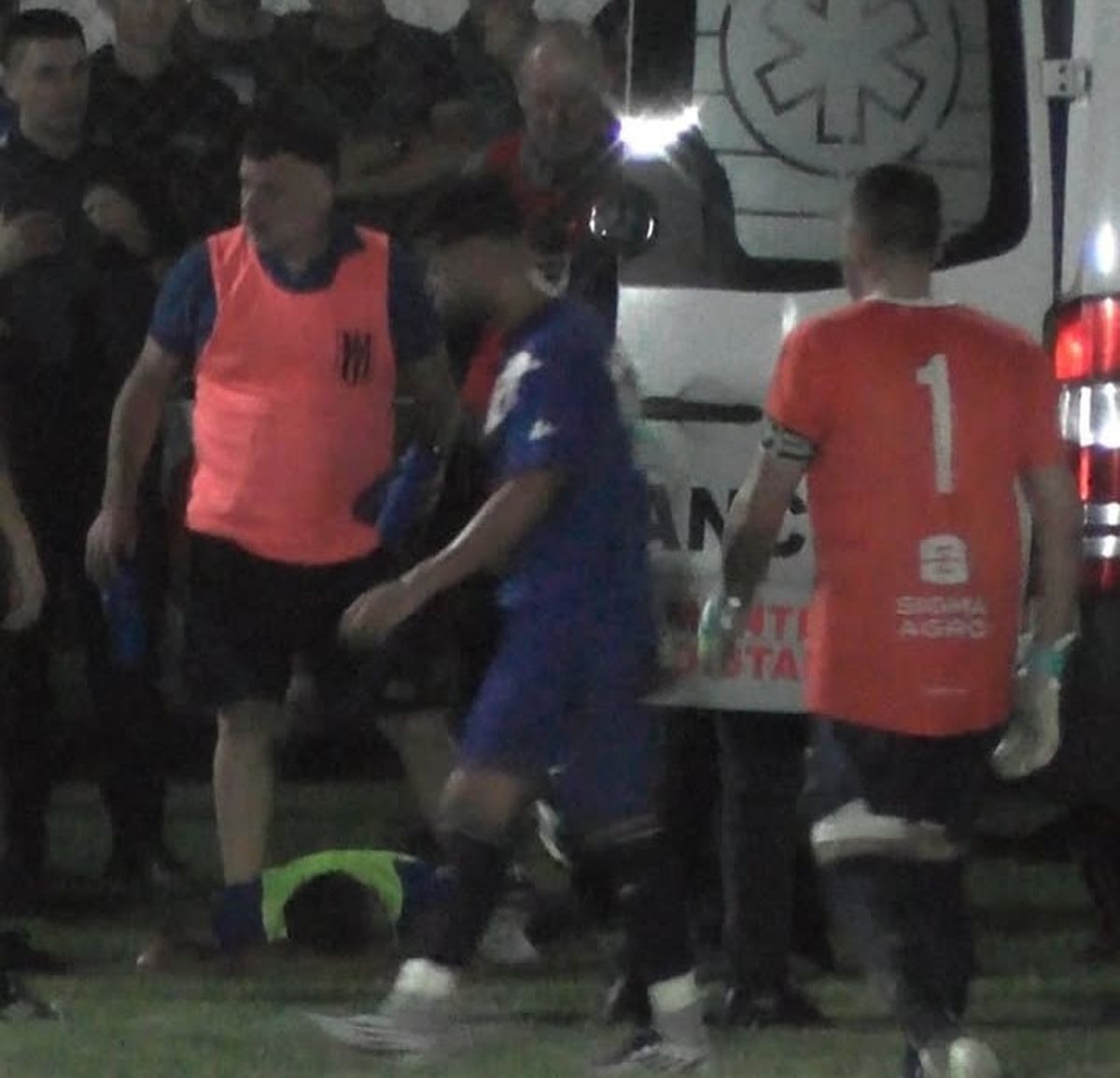 El momento en que se llevan a Andrés "El Pulga" Ríos en ambulancia en la final de la Liga Riotercerense (Córdoba). El momento en que se llevan a Andrés "El Pulga" Ríos en ambulancia en la final de la Liga Riotercerense (Córdoba).