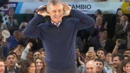 altText(En horas críticas, Macri está expectante... ¡por el debut de De Rossi!)}