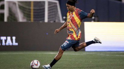 Ronaldinho, el maestro de Messi, aún tira magia en el fútbol