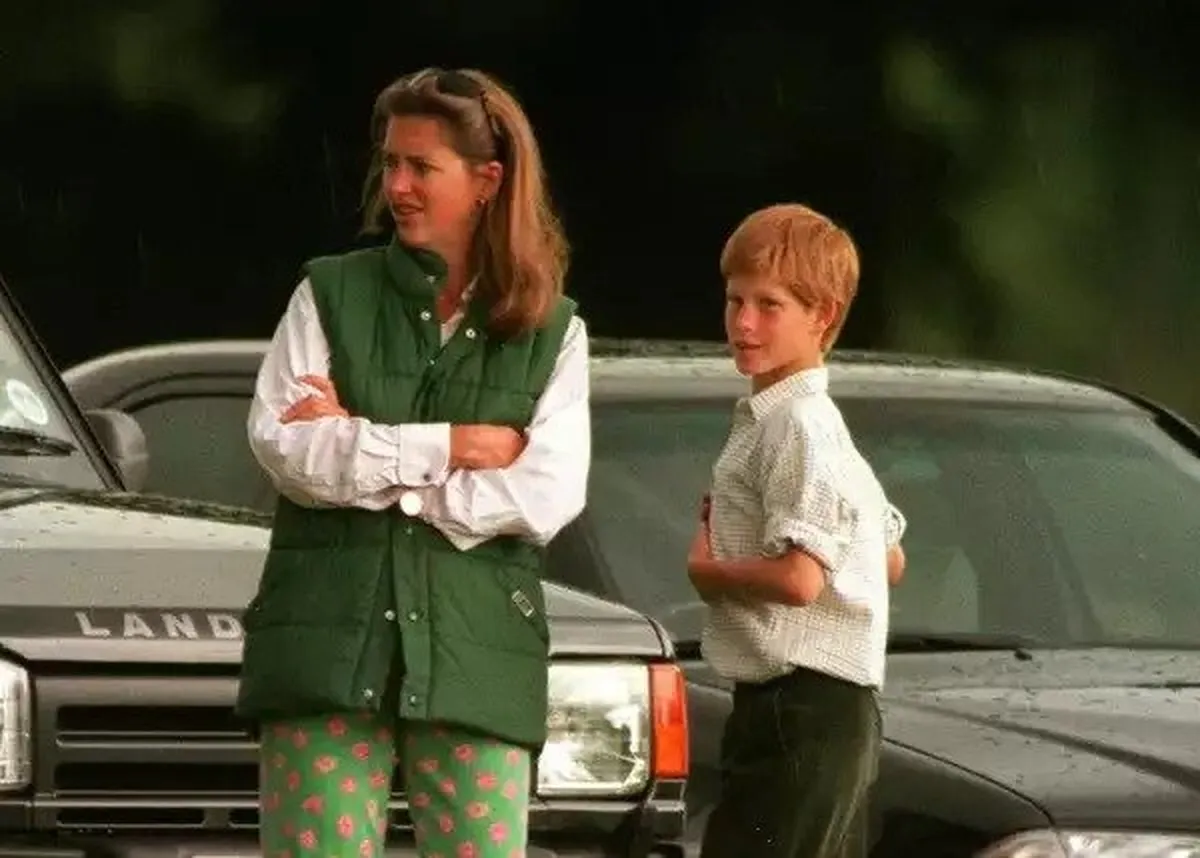 El Príncipe Harry junto a su niñera cuando era pequeño. El Príncipe Harry junto a su niñera cuando era pequeño.