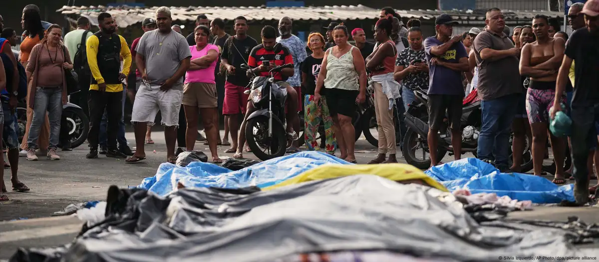 Como reveló Urgente24, Río de Janeiro fue escenario de guerra durante el martes, una jornada de furia y de violencia extrema entre las fuerzas del orden y el crimen organizado, que incluyó el despliegue de helicópteros y tanques de guerra de la Policía Militar, en las favelas del Complejo do Alemão y Penha, para dar batalla contra el Comando Vermelho (CV), el cártel narcotraficante que tiene su bastión en esa ciudad. Como reveló Urgente24, Río de Janeiro fue escenario de guerra durante el martes, una jornada de furia y de violencia extrema entre las fuerzas del orden y el crimen organizado, que incluyó el despliegue de helicópteros y tanques de guerra de la Policía Militar, en las favelas del Complejo do Alemão y Penha, para dar batalla contra el Comando Vermelho (CV), el cártel narcotraficante que tiene su bastión en esa ciudad. 