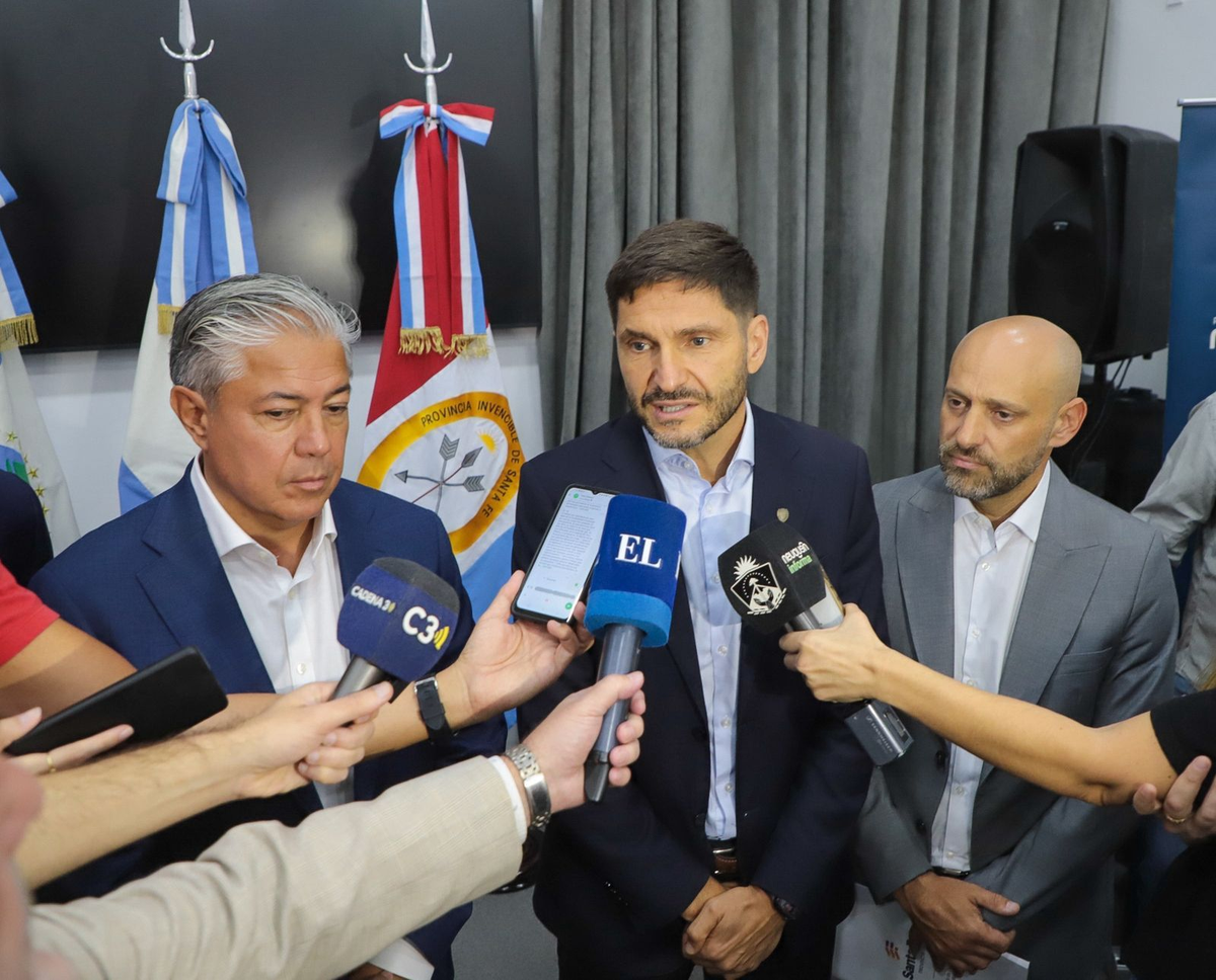 "Podemos tener más de mil empresas trabajando junto a empresas neuquinas. Ese es el desafío que tenemos hacia adelante", indicó Pullaro a la prensa. "Podemos tener más de mil empresas trabajando junto a empresas neuquinas. Ese es el desafío que tenemos hacia adelante", indicó Pullaro a la prensa. 