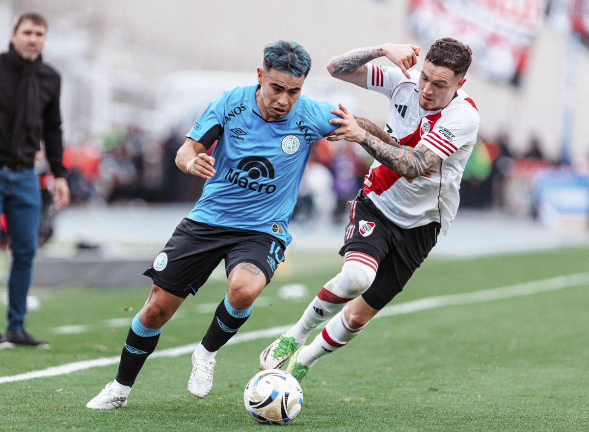 El Chino Zelarayán, con el pelo "Celeste", lucha la pelota con Aníbal Moreno durante la final del Torneo Apertura 2026 El Chino Zelarayán, con el pelo "Celeste", lucha la pelota con Aníbal Moreno durante la final del Torneo Apertura 2026
