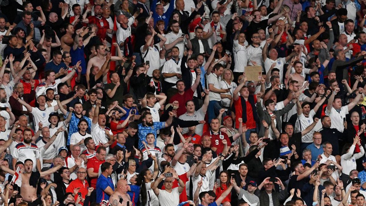 La UEFA le aplic & oacute; una dura sanci & oacute; na Inglaterra a jugar dos partidos sin p & uacute; blico tras los incidentes que se produjeron en Wembley en la final de la Eurocopa.
