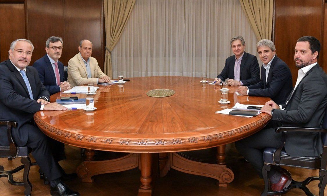 Caputo recibió en el Palacio de Hacienda al presidente de la UIA, Martín Rappallini, Rodrigo Pérez Graziano (ADEFA) y Eduardo Nougués (Ledesma).&nbsp;