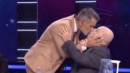 altText(Pagani besó en vivo a Diego Díaz: “Es más entretenido que hablar de fútbol”)}