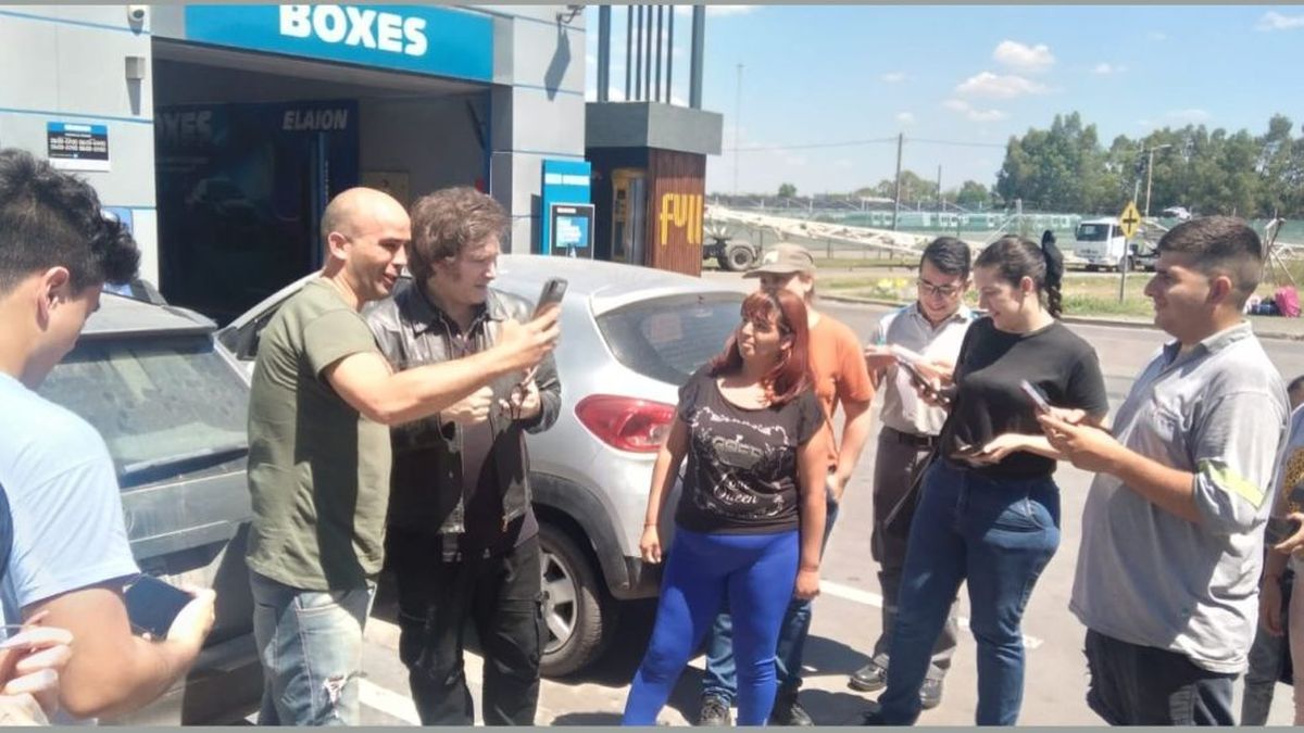Javier Milei haciendo selfies en una estación de servicios Javier Milei haciendo selfies en una estación de servicios