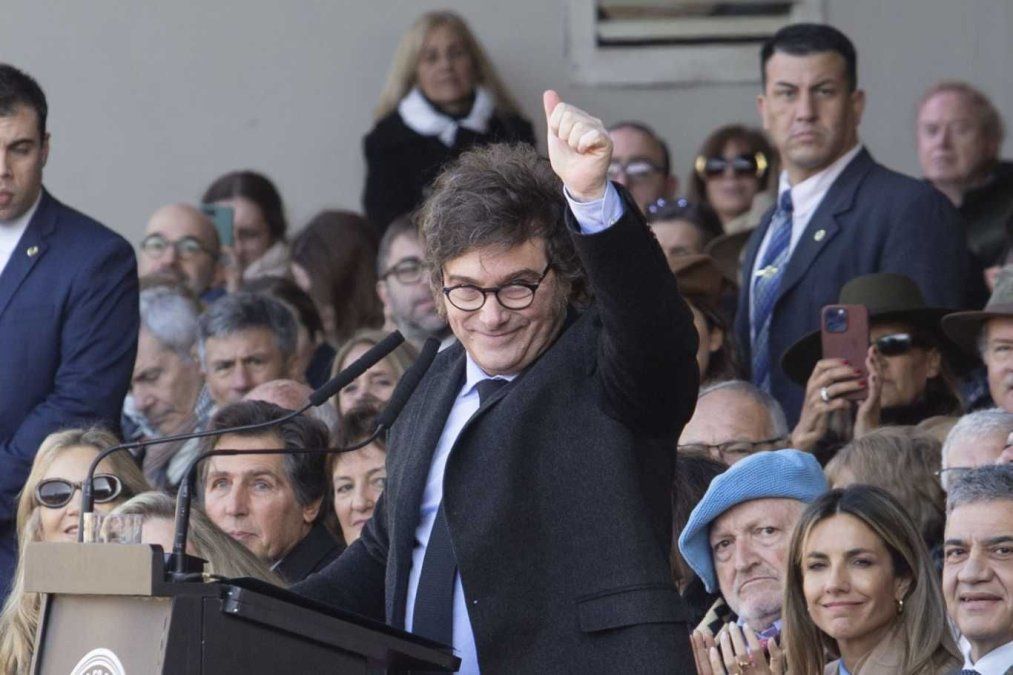 El ministro de Economía de Santa Fe dijo que evalúan ponerle un impuesto al blanqueo de capitales que propone Javier Milei y valora que en su gobierno no hay histeriqueo. El ministro de Economía de Santa Fe dijo que evalúan ponerle un impuesto al blanqueo de capitales que propone Javier Milei y valora que en su gobierno no hay histeriqueo.