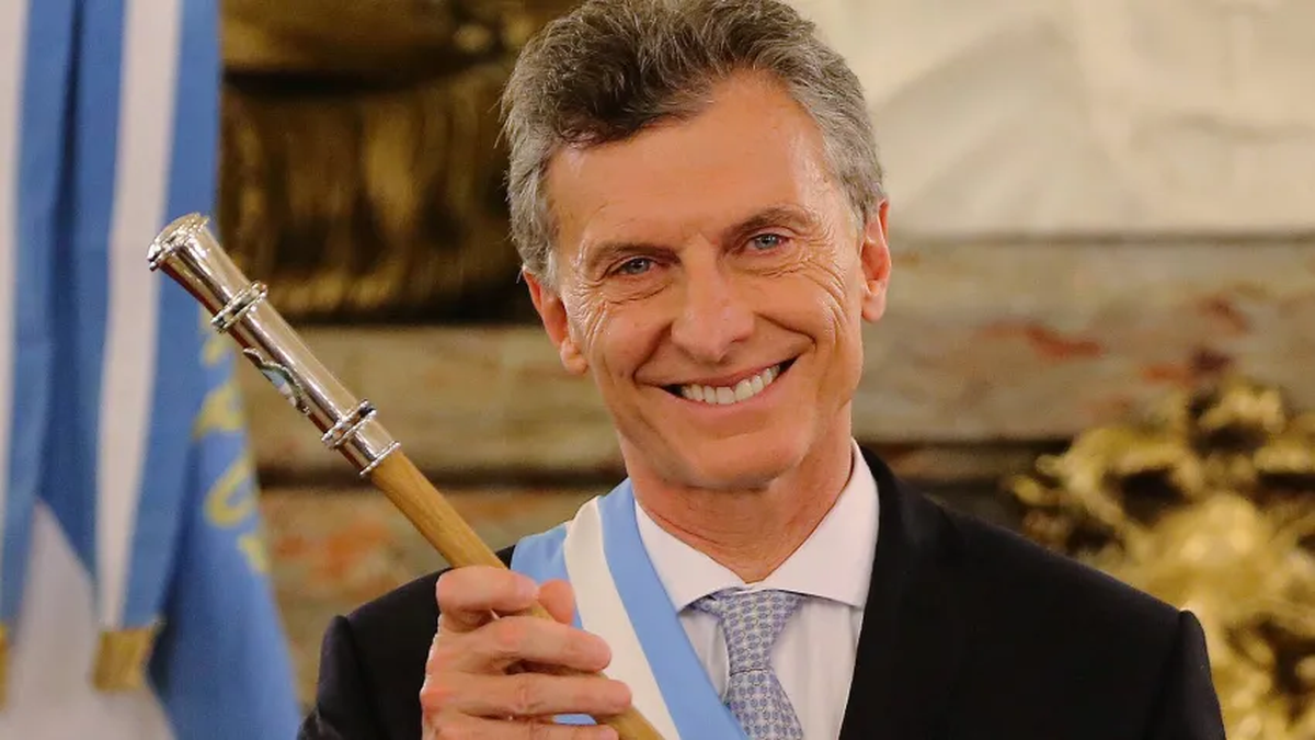 Luego de pulsear la segunda vuelta electoral contra su rival Daniel Scioli, Macri se convirtió a finales de 2015 en el presidente de los argentinos. Su presidencia estuvo cargada de logros y fracasos, y su gestión sigue siendo motivo de debate hasta la actualidad.