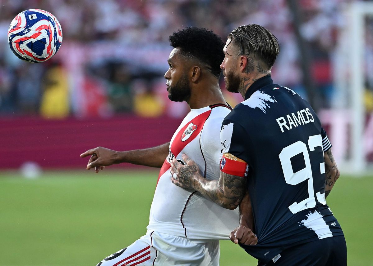 Sergio Ramos marca a Borja. El colombiano entró bien en el 2T y pudo abrir la cuenta para River