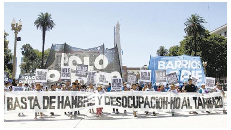 Organizaciones piqueteras marchan a Plaza de Mayo con tazas y cacerolas