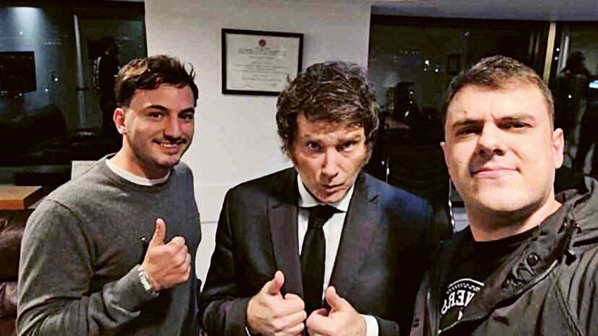 Javier Milei y 2 de sus operadores en redes sociales. Javier Milei y 2 de sus operadores en redes sociales.