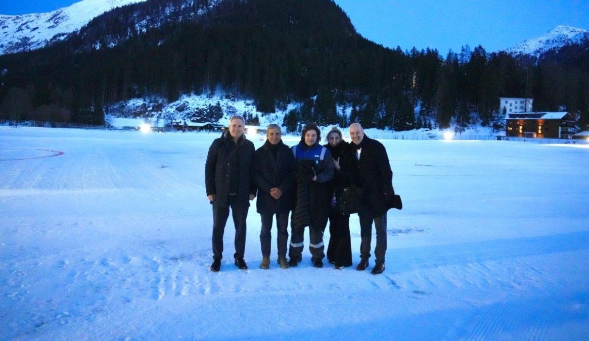 Javier Milei posando en Davos (Suiza) junto a Pablo Quirno, Luis Caputo, Karina Milei y Federico Sturzenegger.