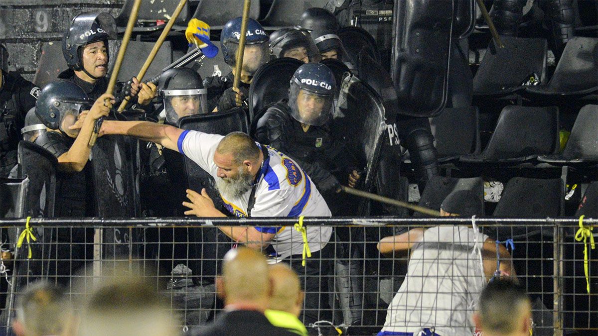 Los barras de Boca que provocaron disturbios y hablaron con Juan Román Riquelme en el partido ante Gimnasia La Plata fueron sancionados por el Gobierno. Los barras de Boca que provocaron disturbios y hablaron con Juan Román Riquelme en el partido ante Gimnasia La Plata fueron sancionados por el Gobierno.