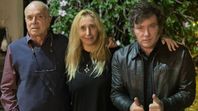 Carlos Rodríguez con los hermanos Milei. Carlos Rodríguez con los hermanos Milei.