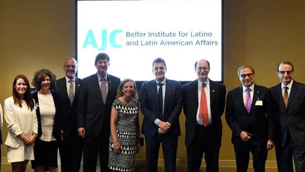 Massa en el encuentro con autoridades del Comité Judío Americano.