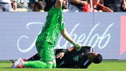 El arquero canadiense, Maxime Crepeau, asiste al arbitro asistente (Foto AFP)